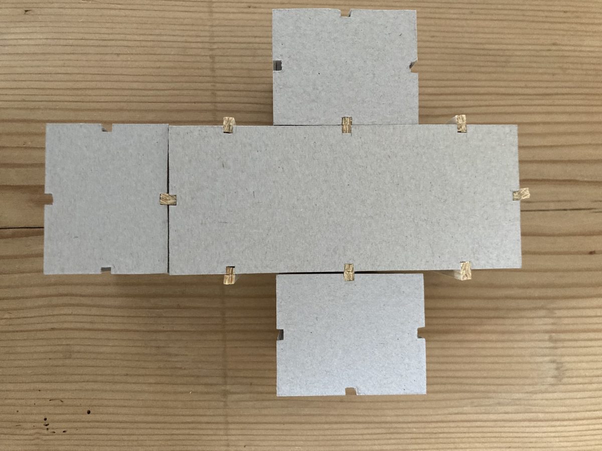 Ein polyvalenter Holzk&ouml;rper aus 4 Teilen, bildet das Zentrum des Raumes.
